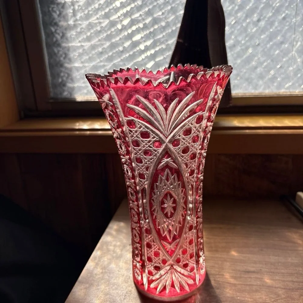 CRISTAL D’ARQUES Collectible RED CUT GLASS ETCHED VASE SHARK TOOTH EDGE PRISTINE